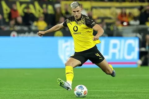 وسط منافسة ليفربول.. مانشستر يونايتد يفتح باب التفاوض مع مدافع دورتموند